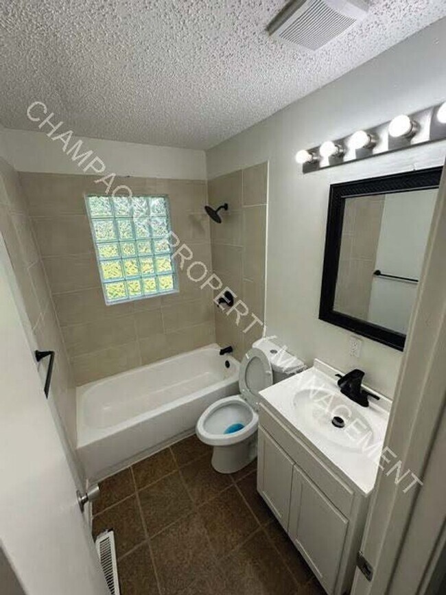 Building Photo - Home in Ruskin Heights