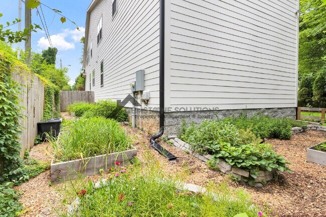 Building Photo - 704 West End Cir