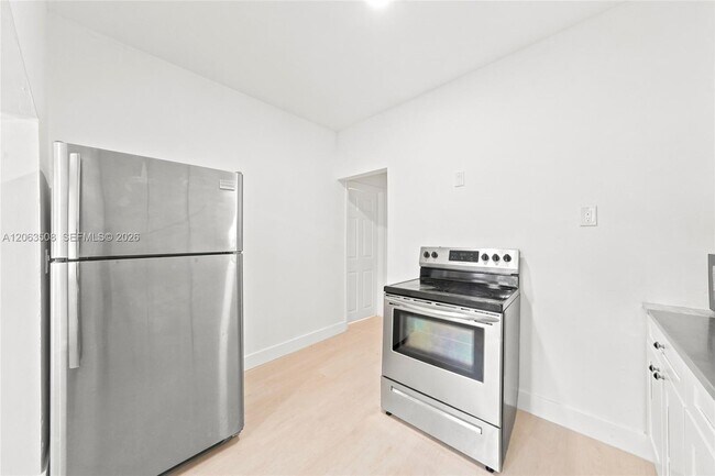 Building Photo - 119 NE 56th St