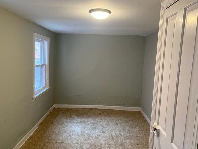 Building Photo - Charming 2 Bedroom Home in Chestnut Hill!