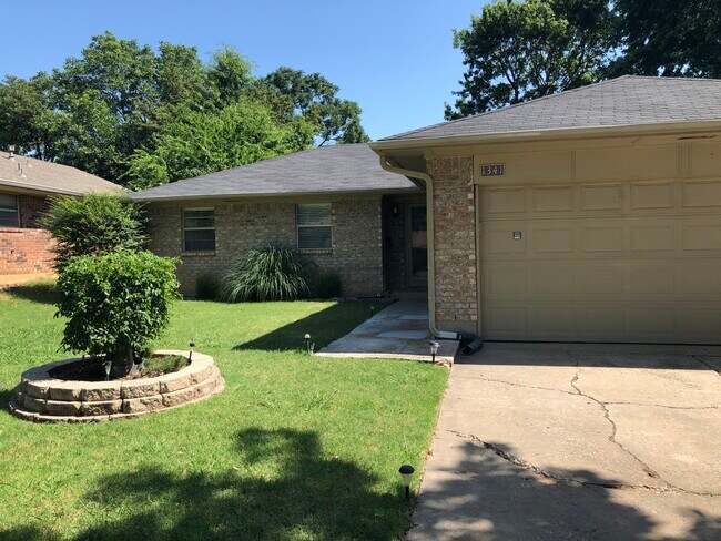 Primary Photo - 1341 E Brooks St