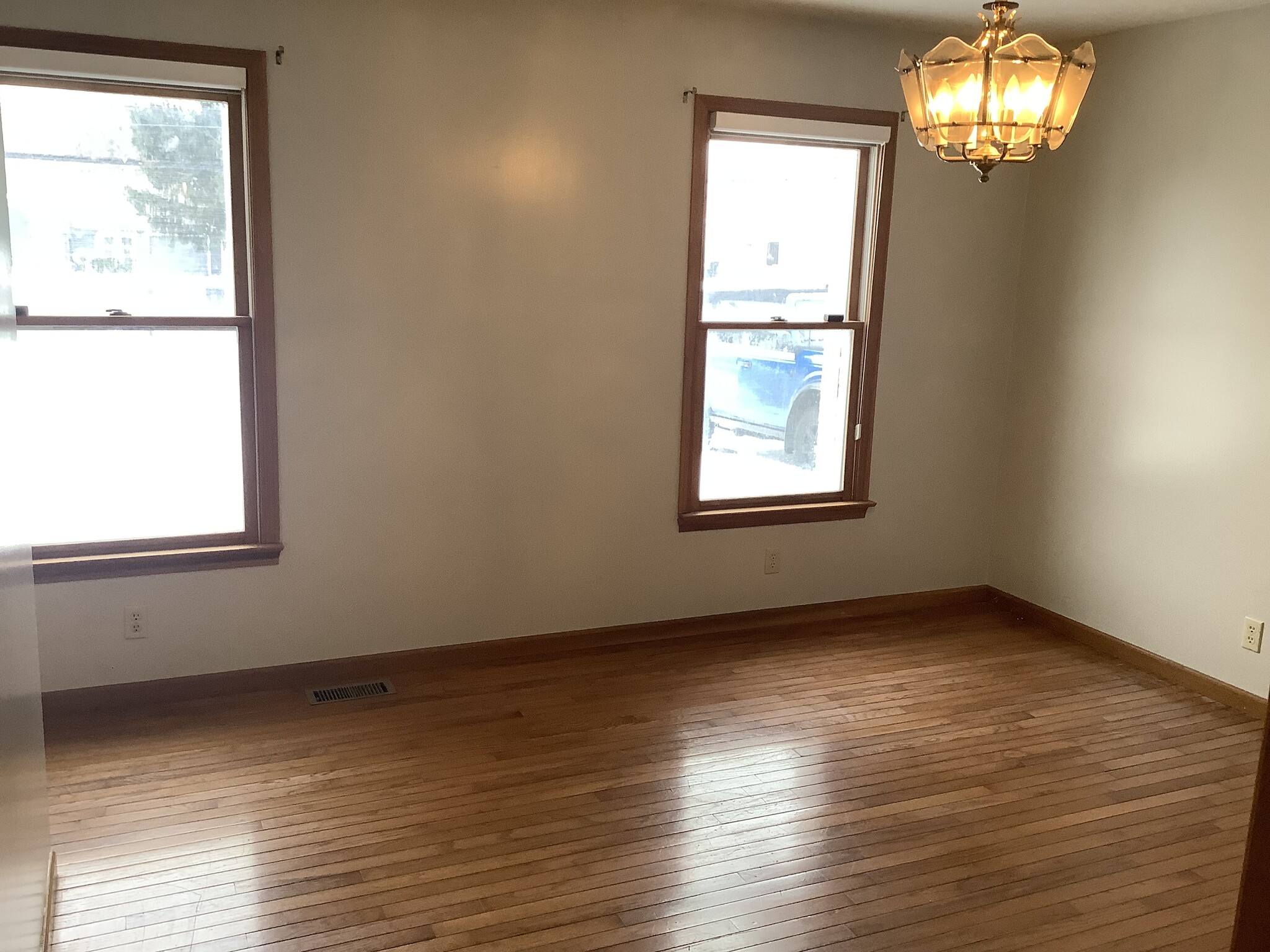 Dining room area - 930 Barks Rd E