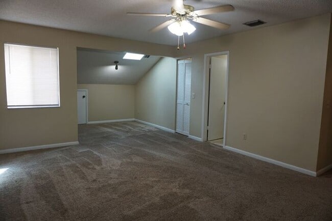 Building Photo - 2 Bedroom Townhome Near NAS