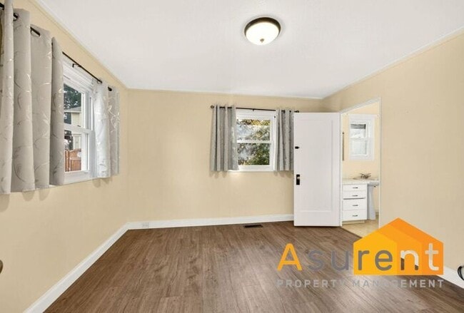 Building Photo - Great Duplex Available Now!