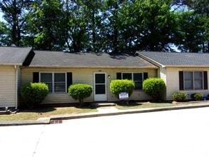 Building Photo - 2 Bedroom 1 Bath Ground Floor Condo