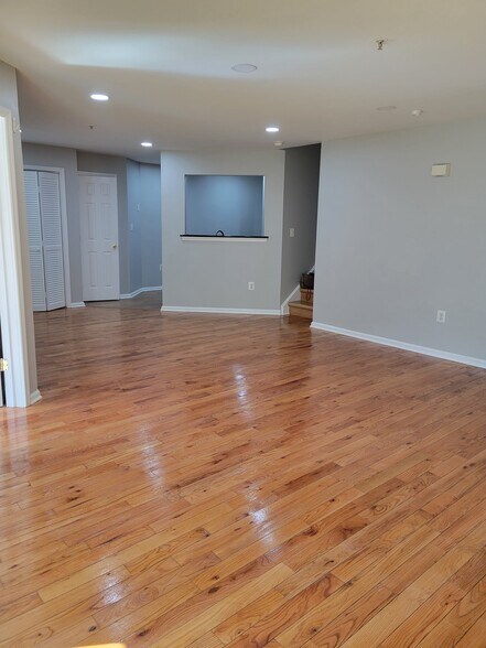 Building Photo - 103 Rip Van Dam Ct