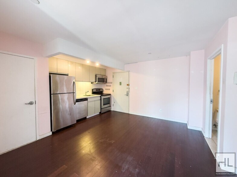 Building Photo - STANHOPE STREET / Sunlit Bushwick 2-Bed (F...