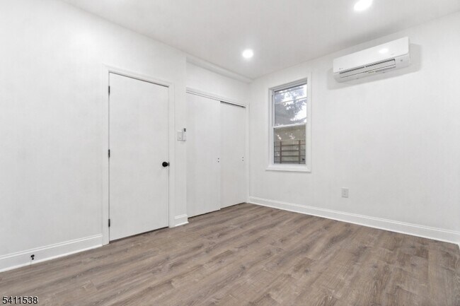 Building Photo - 427 Benner St