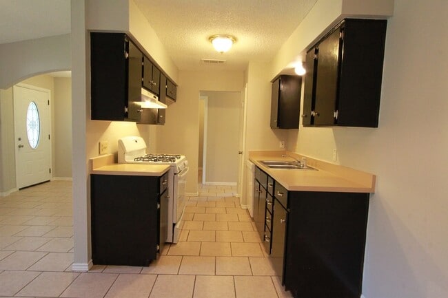 Building Photo - Southeast Austin Home with Vaulted Ceilings, Bonus Room & Private Backyard