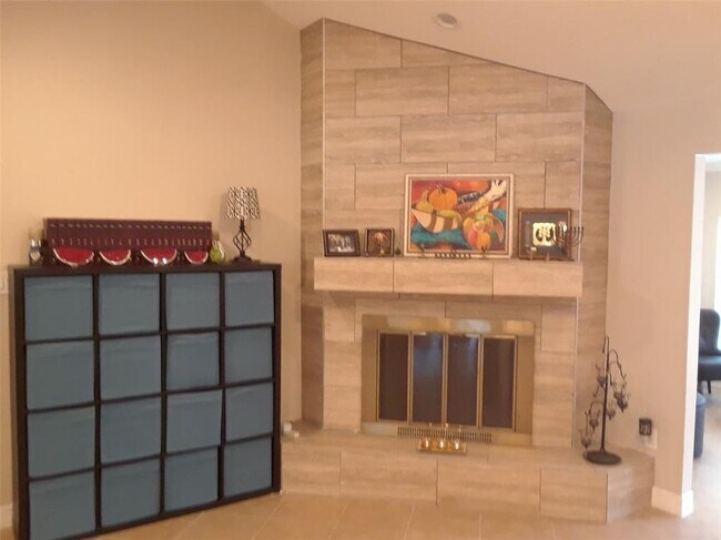 Building Photo - 5843 Queensloch Dr
