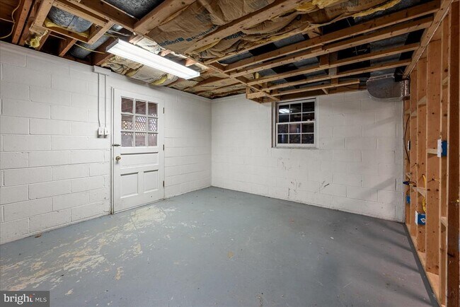 Building Photo - 641 W Country Club Dr