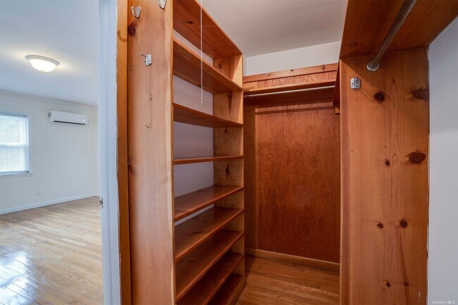 Building Photo - 10 Old Westbury Rd