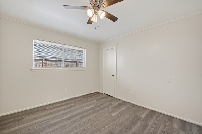 Building Photo - 9667 Meadowvale Dr