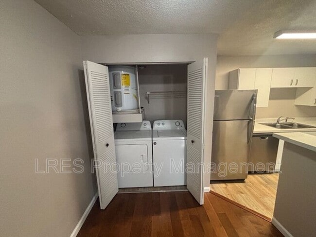 Building Photo - 390 Lake Placid Ct