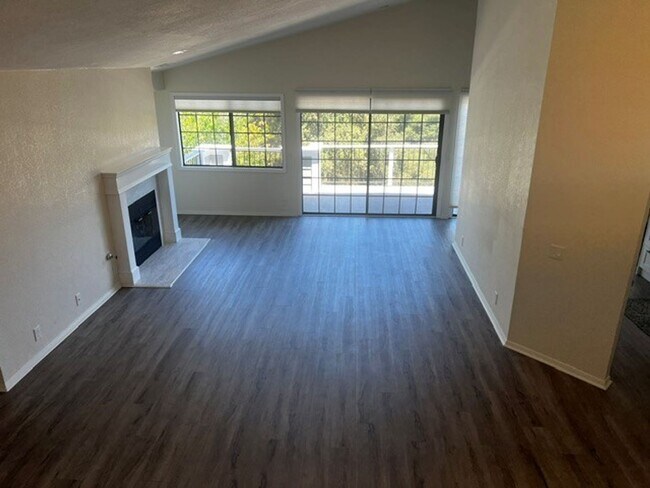 Building Photo - 736 Hillside Dr
