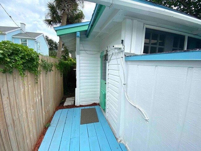 Building Photo - Beautiful large studio 2 blocks from the beach