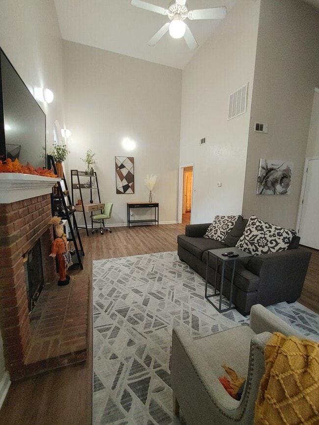 Building Photo - Two Bedroom Townhouse with Fully Fenced Yard and Vinyl Plank throughout!