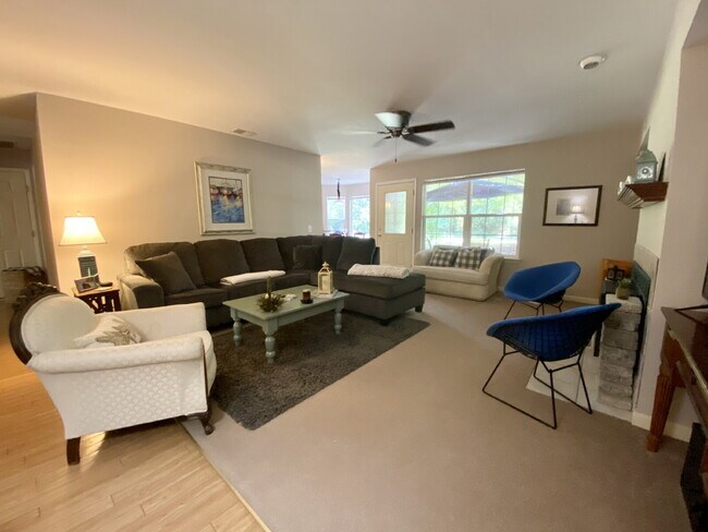 Building Photo - Duplex Apartment Close to Downtown Bluffton!
