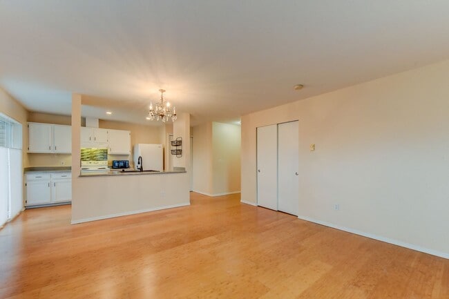 Building Photo - Commute-Friendly, Top-Floor, Totally Comfortable