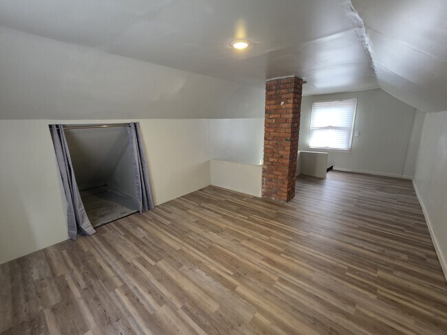 Building Photo - 2302 Tyler St