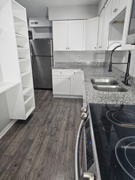 double-basin sink, and full-size appliances to make meal prep a breeze. - 8582 Chesapeake Blvd