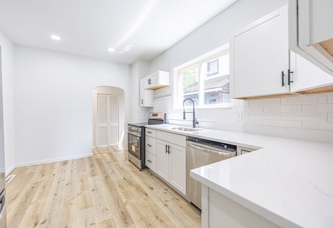 Building Photo - Newly Renovated 5 Bd/2 Bath Home in New Kensington