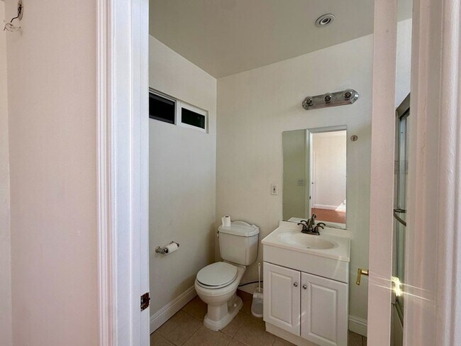 Building Photo - Sherman Oaks Townhome