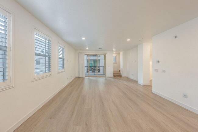 Building Photo - 216 Paramount