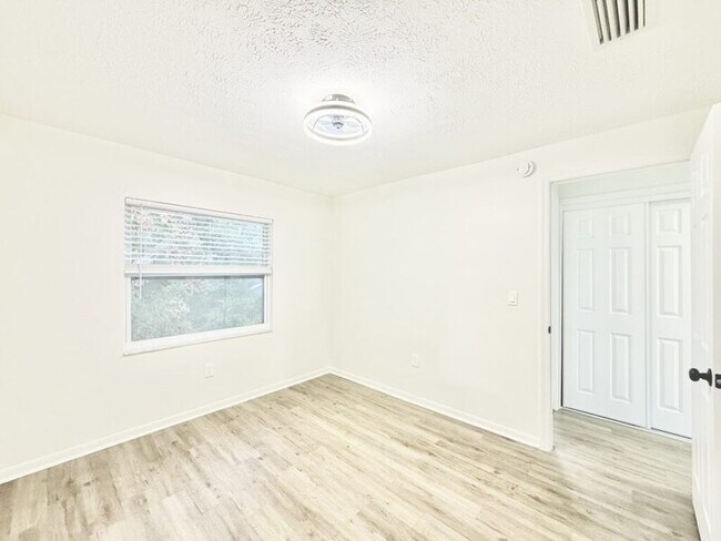 Building Photo - 11705 North Dr