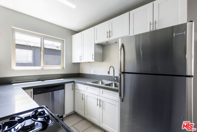 Building Photo - 925 N Curson Ave