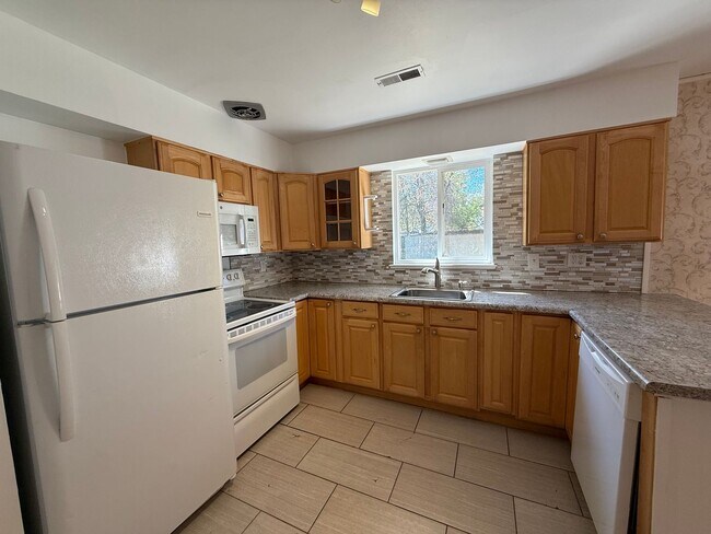 Building Photo - Beautifully Updated Home near Federal & Al...