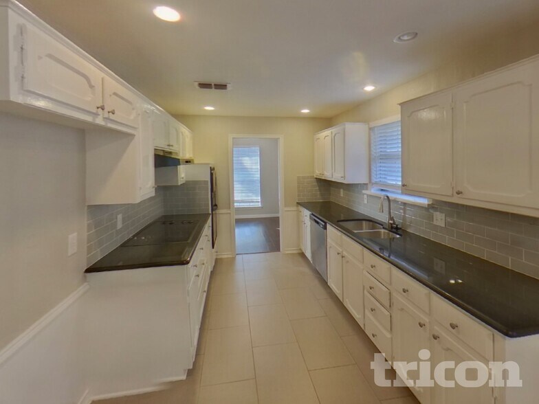 Building Photo - 600 Spring Willow Dr