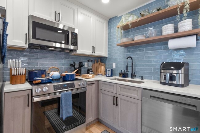 Building Photo - 1742 Boston Post Rd