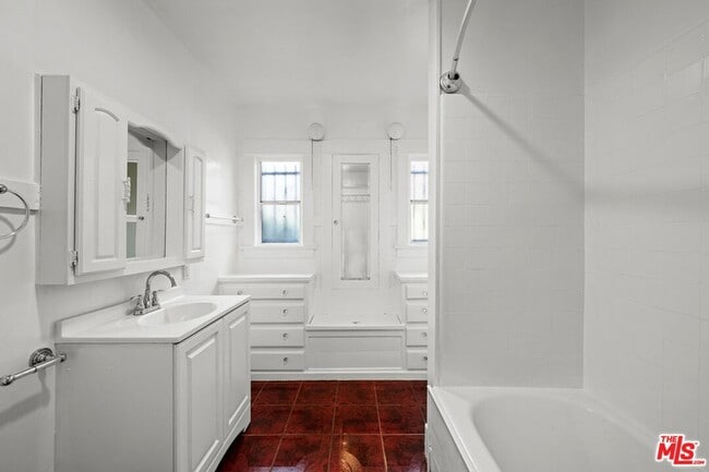 Building Photo - 5515 Ruthelen St