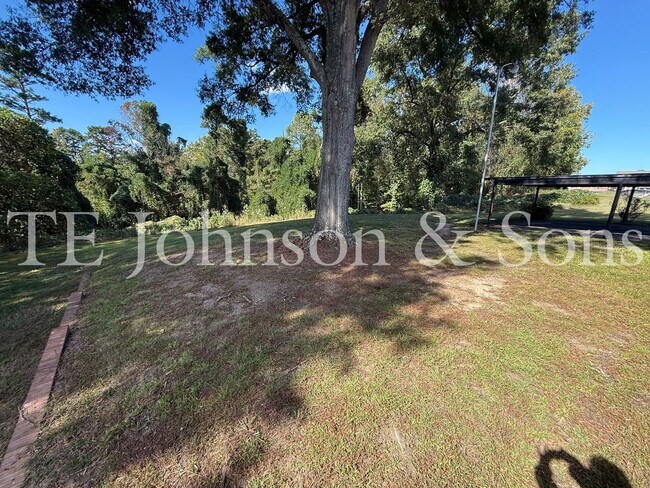 Building Photo - Three bedroom House with Large Lot in Country Setting