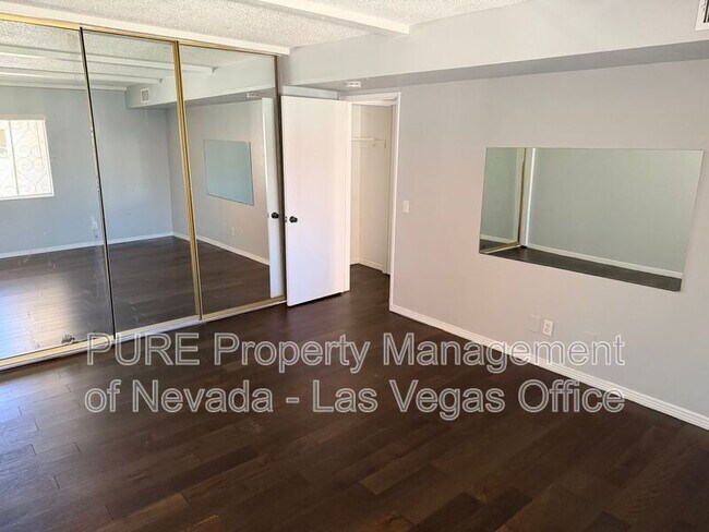 Building Photo - 1405 E Vegas Valley Dr