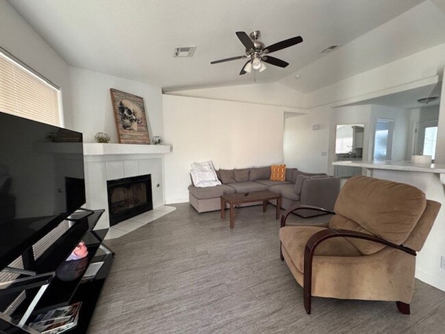 Building Photo - Pool Home with 3Bedrooms +Bonus Room Bullh...