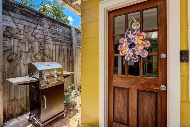 Building Photo - Charming Cottage in the Heart of Amelia Island: Your Perfect Rental Haven!