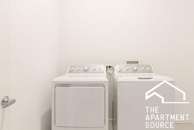 Building Photo - South Loop 3 bed 2 bath -- Updated Kitchen...