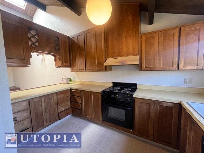 Building Photo - Bright and cozy 2-Bedroom, 2 Bathroom loca...