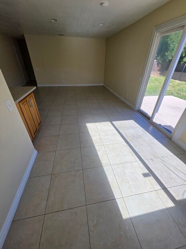 Building Photo - Close to Cal State