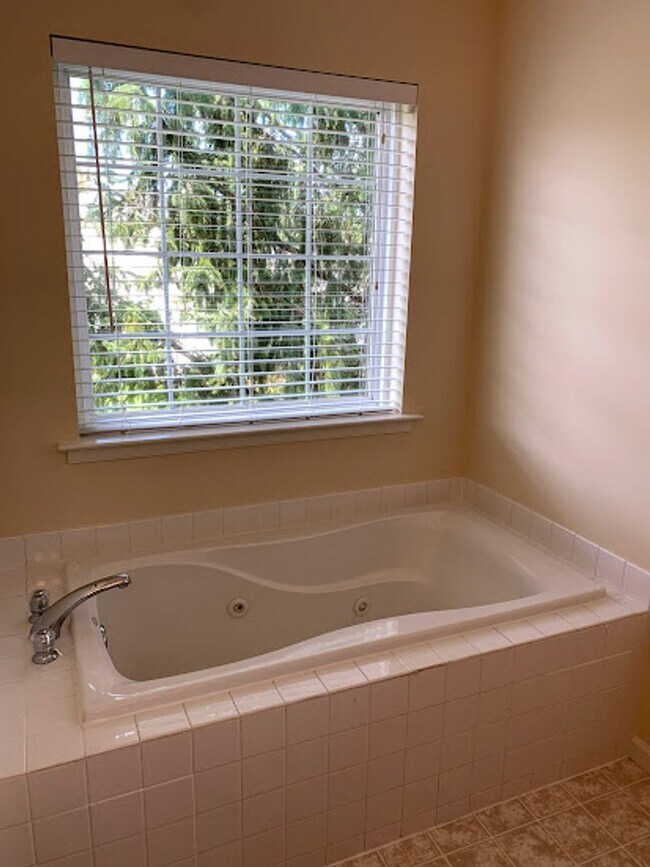 Building Photo - New Macungie Rental Listing