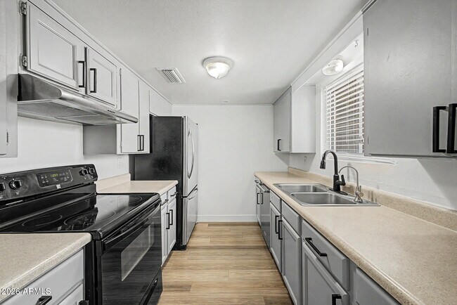 Building Photo - 317 N Elm St