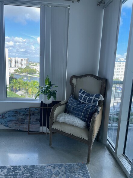 Building Photo - 10 SW South River Dr