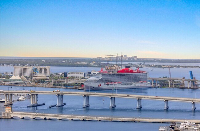 Building Photo - 700 NE 24th St