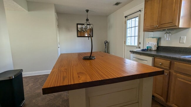 Building Photo - 138 Parkside Dr