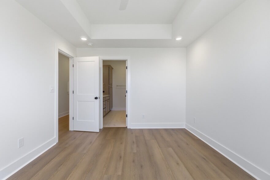 Building Photo - 3967 Clifton Ave