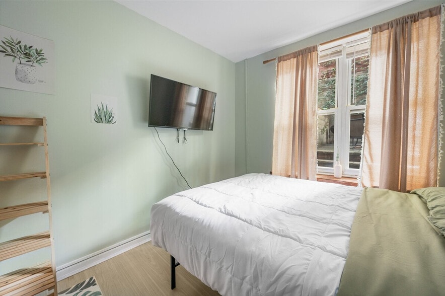 Building Photo - 252 E 33rd St