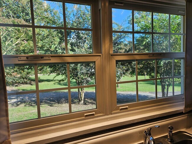 Building Photo - 3 Bedroom, 2 bath Home with Garage in New ...