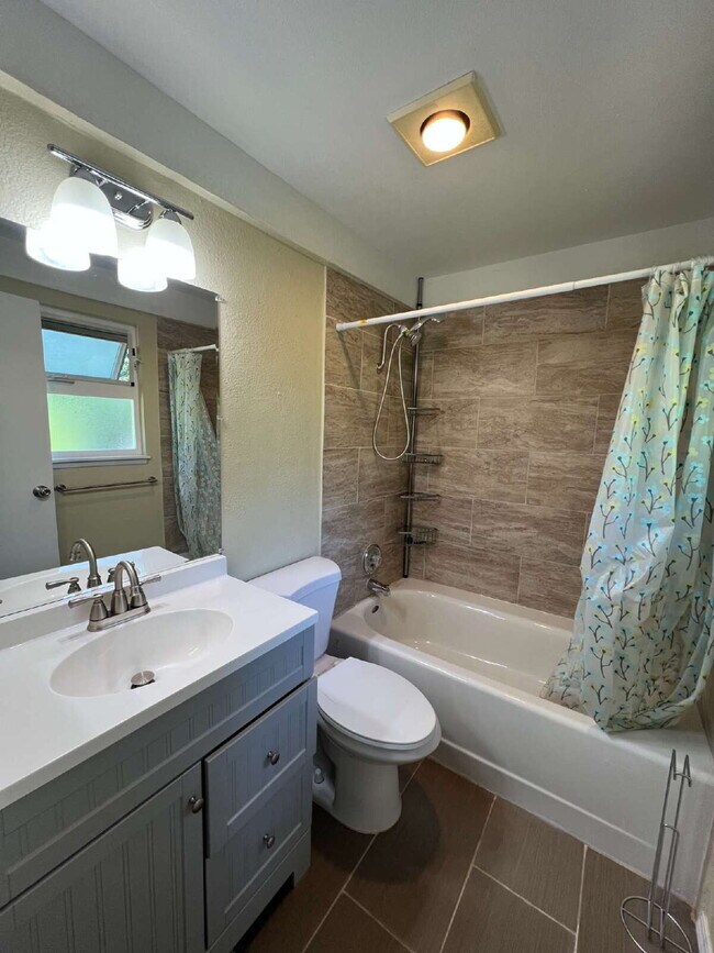 Building Photo - 5 Bedroom Home in Cul-de-sac AVAILABLE NOW!